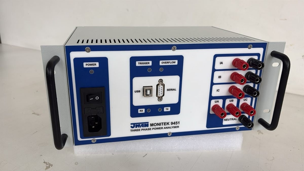 Analisador digital trifásico MONITEK 9451: painel frontal com chave de alimentação, portas USB e serial, luzes de trigger e overflow e os bornes de corrente IA, IB e IC e de tensão UA, UB, UC e neutro.